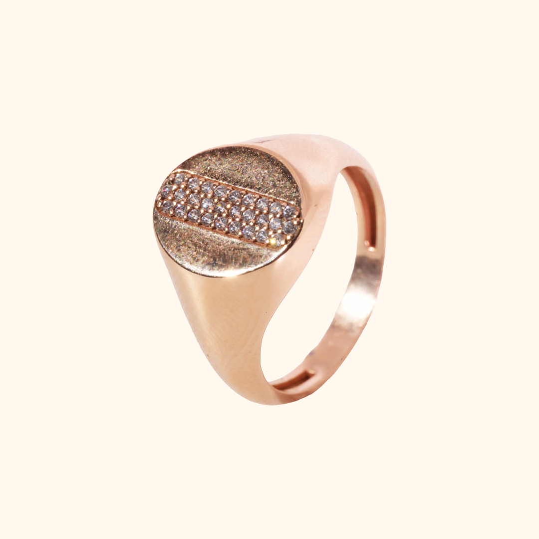 Bague Chevalière Or Rose Élégance – Pavage Raffiné en Pierre Premium