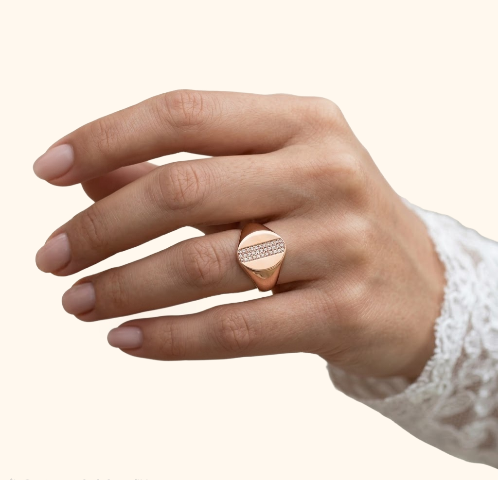 Bague Chevalière Or Rose Élégance – Pavage Raffiné en Pierre Premium