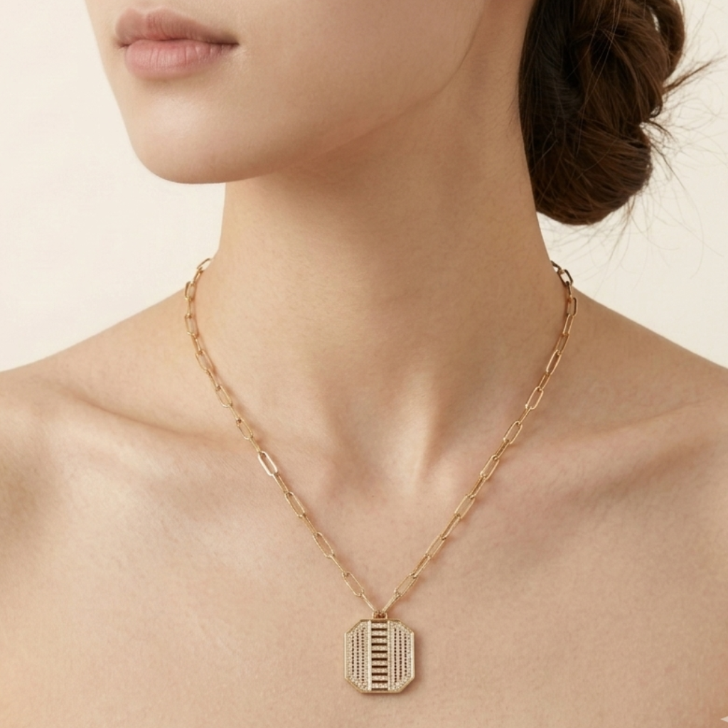 Collier Femme avec Pendentif Géométrique Ajouré – Chaîne Élégante Dorée