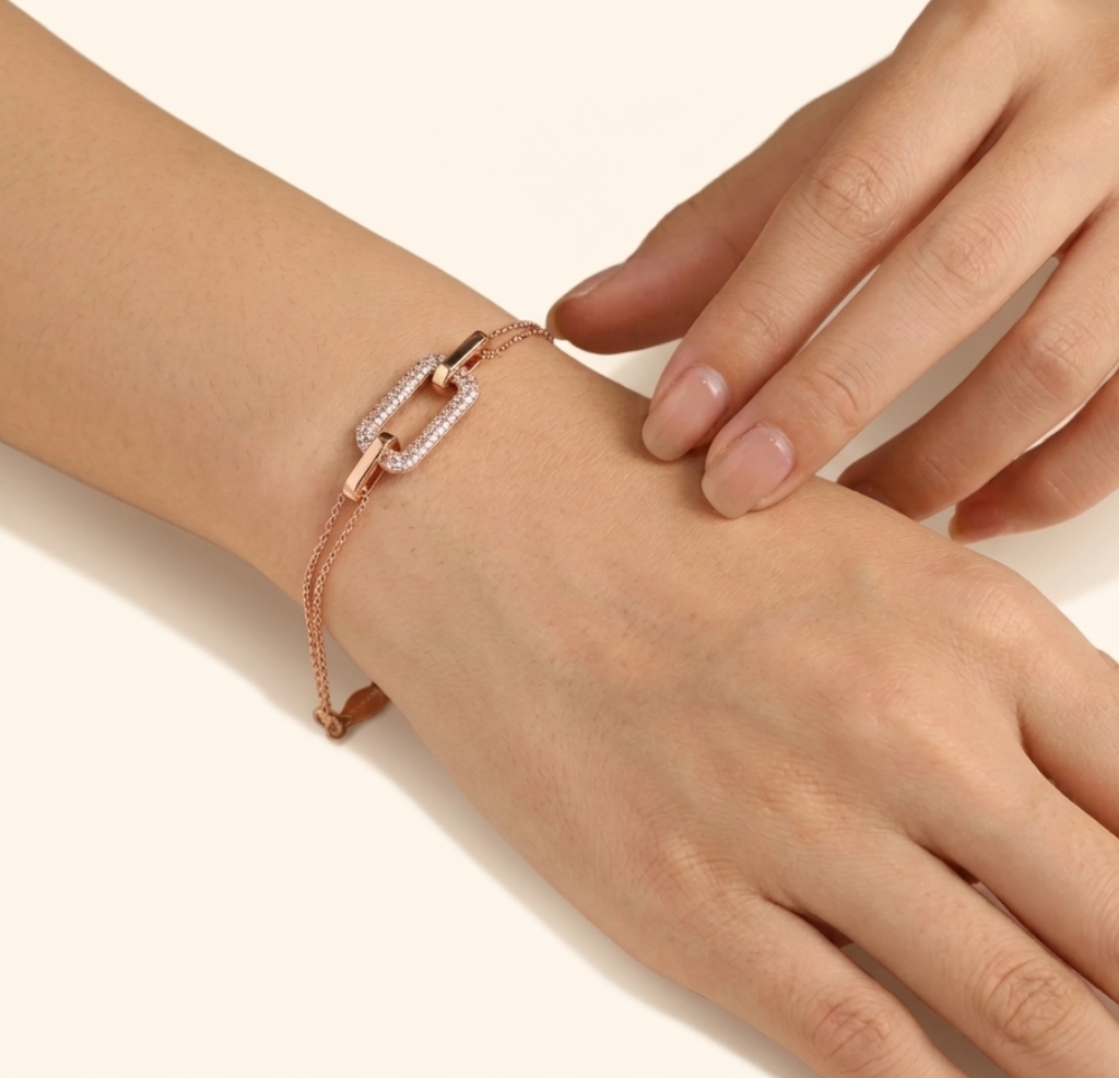 Gourmette Femme Double Chaîne avec Motif Rectangulaire Pavé – Finition Dorée Rosée