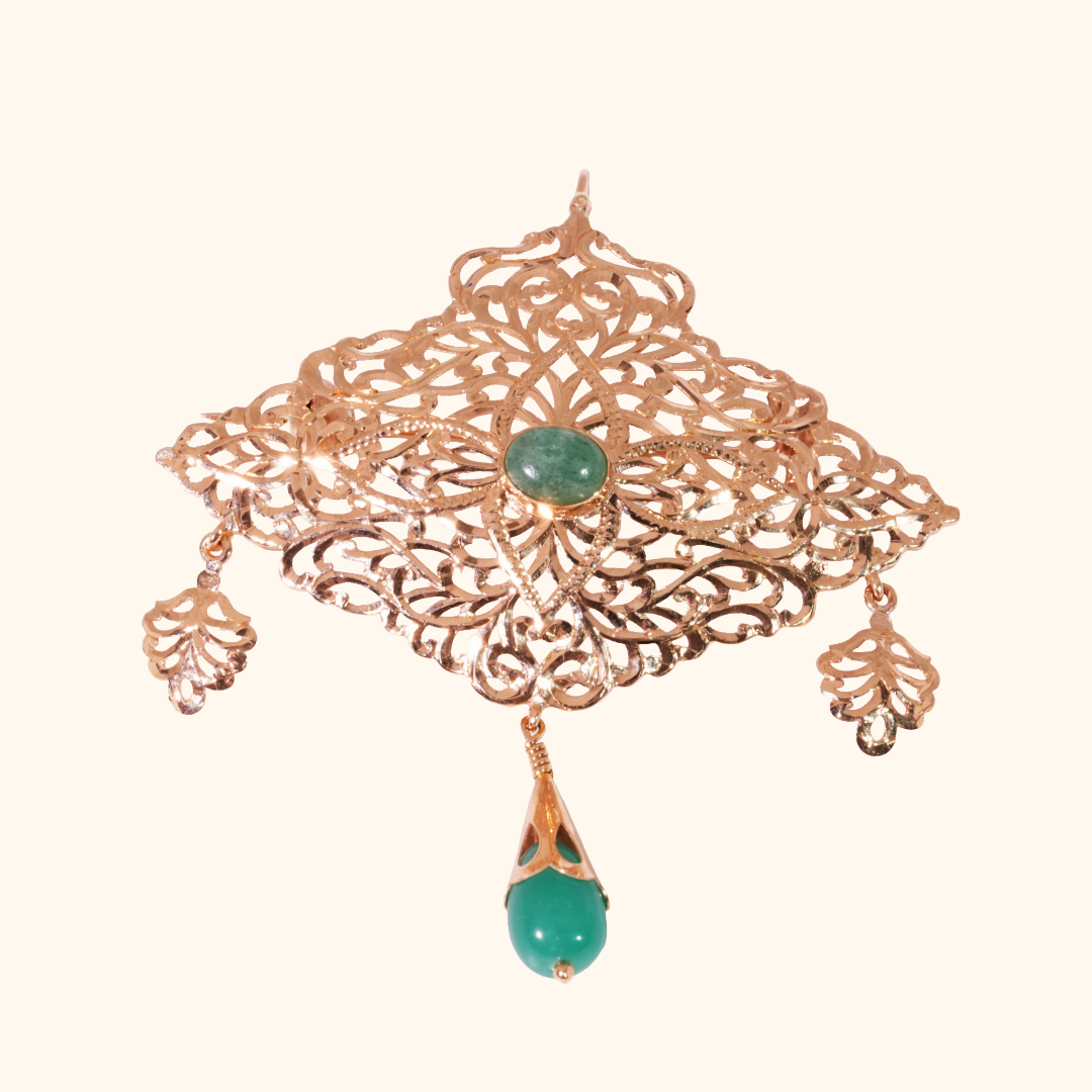 Broche Traditionnelle Marocaine en Or Rose 18 Carats avec Pierre Verte – Bijou Oriental Raffiné et Ornemental