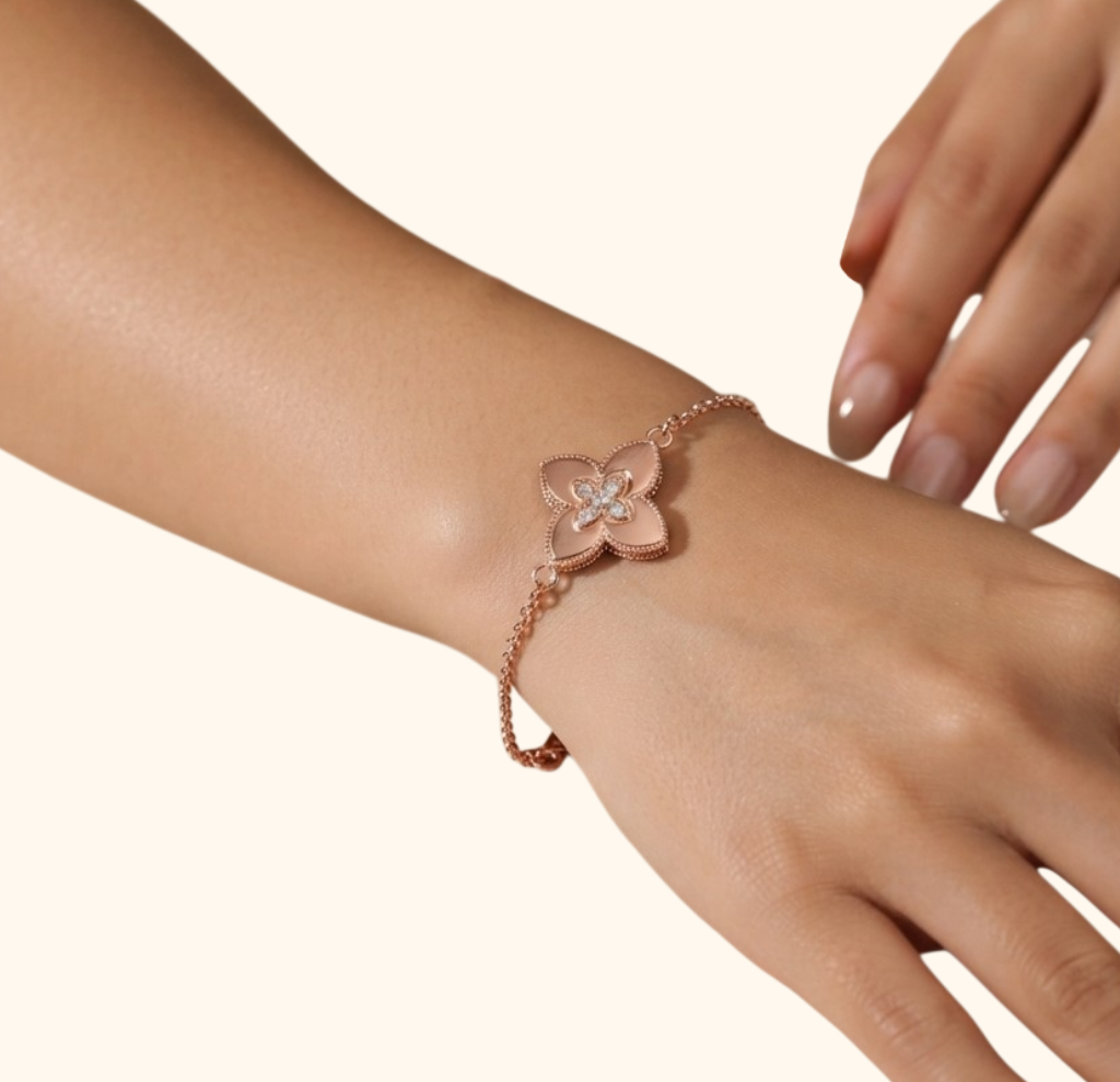 Gourmette Femme en Or Rose – Bracelet Raffiné avec Motif Floral et Pierres Scintillantes