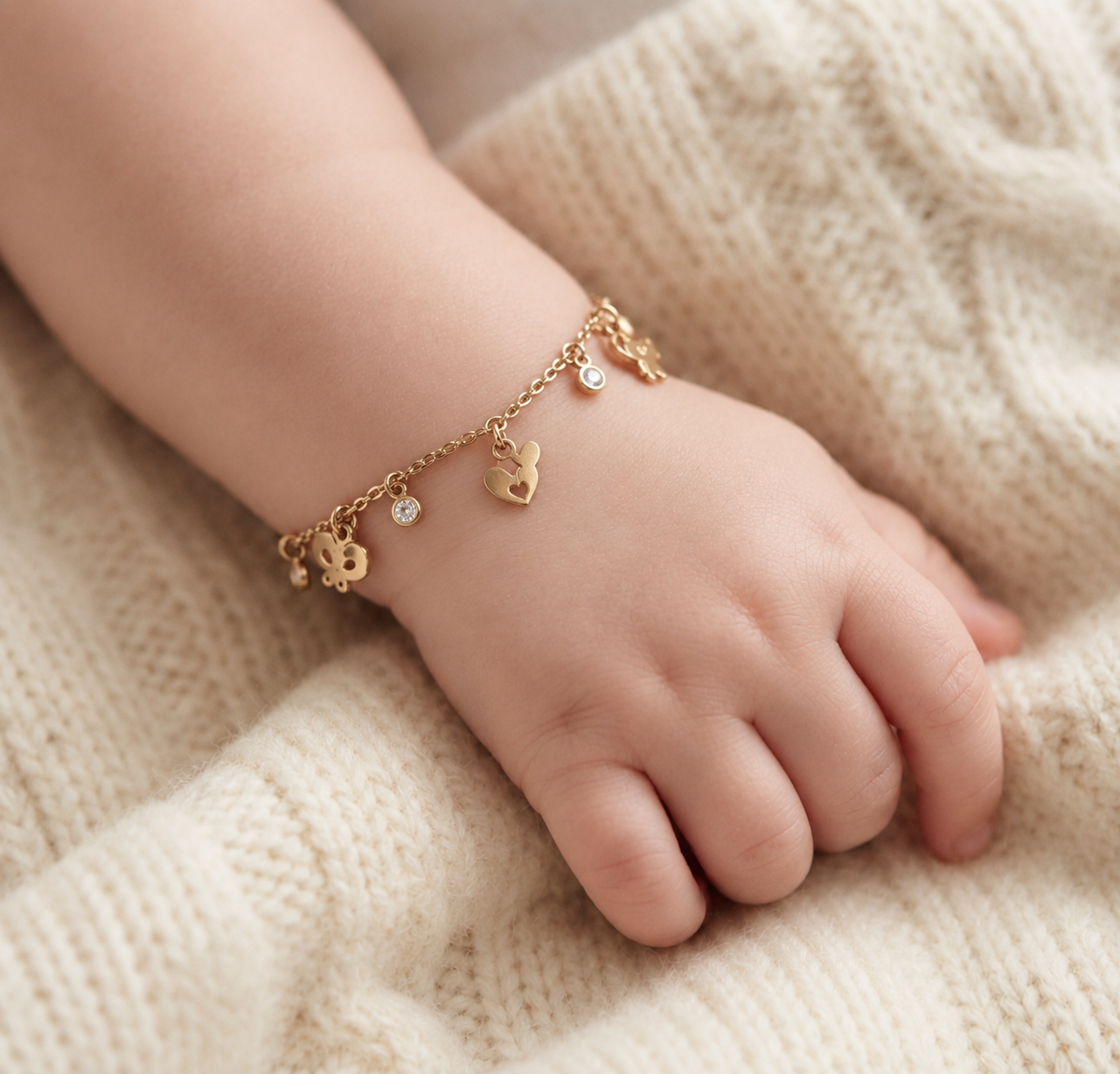 Gourmette Bébé en Or Jaune 18 Carats – Bracelet de Naissance avec Breloques Délicates