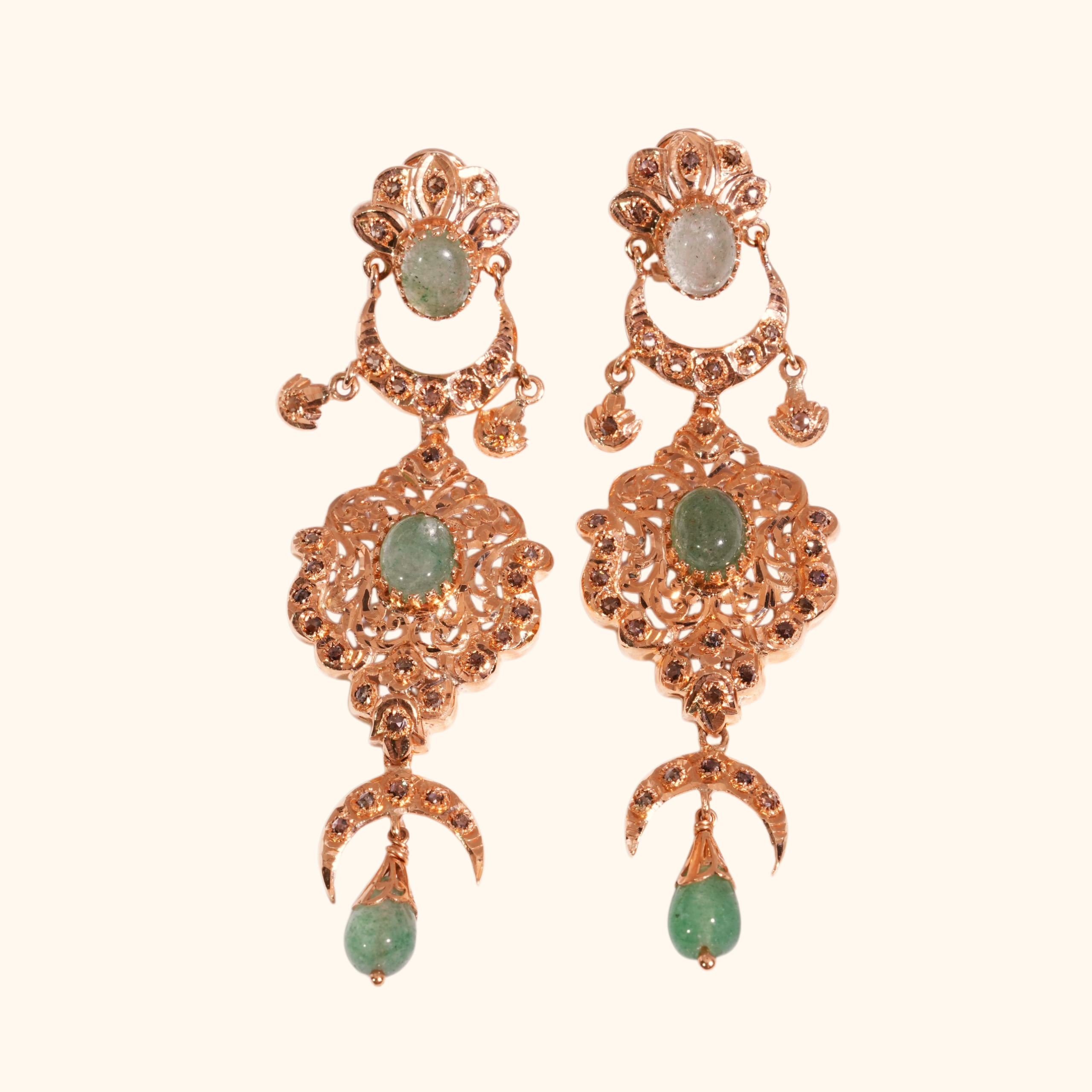 Boucles d’Oreilles Pendantes en Or Rose 18K avec Pierre Verte Naturelle – Élégance Orientale