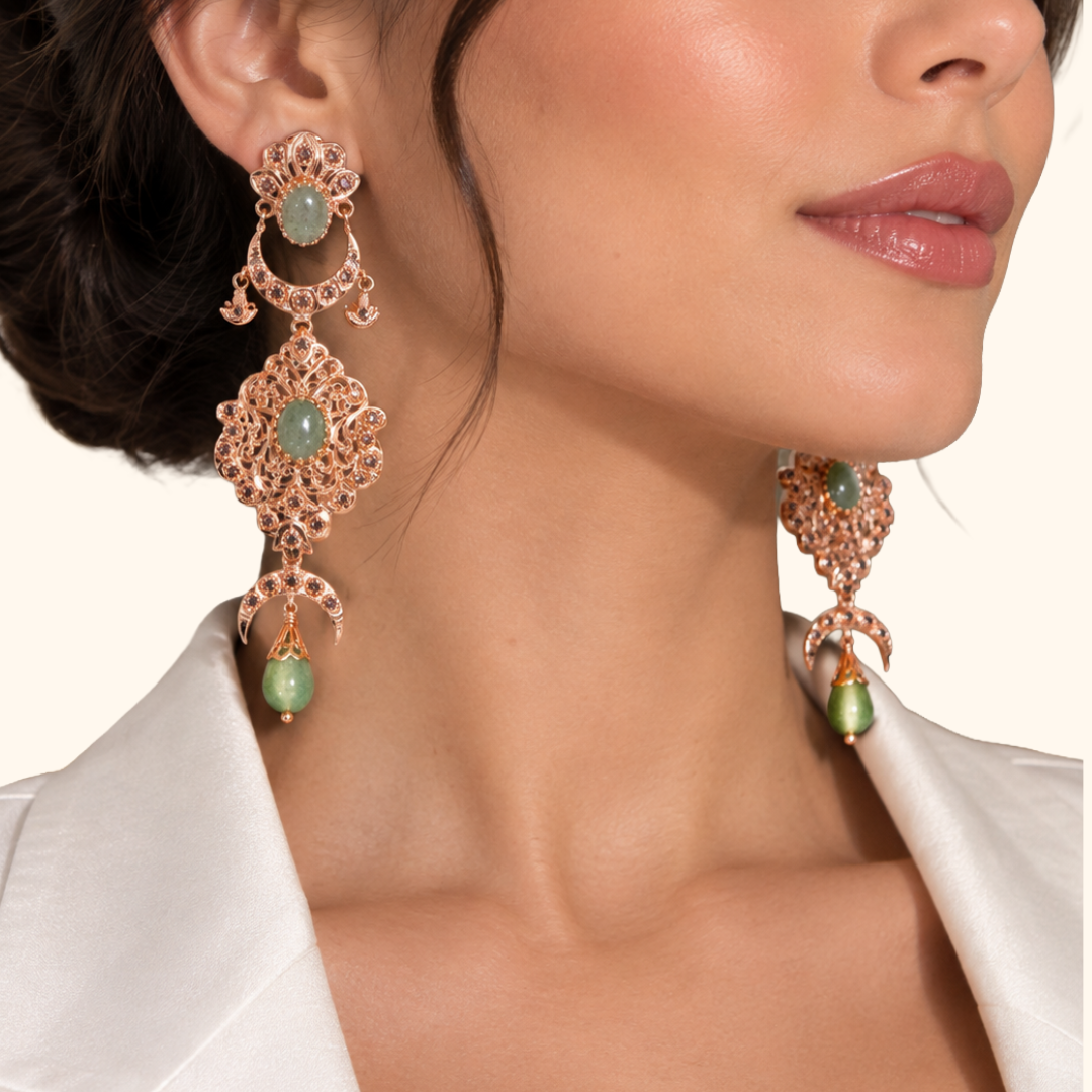Boucles d’Oreilles Pendantes en Or Rose 18K avec Pierre Verte Naturelle – Élégance Orientale
