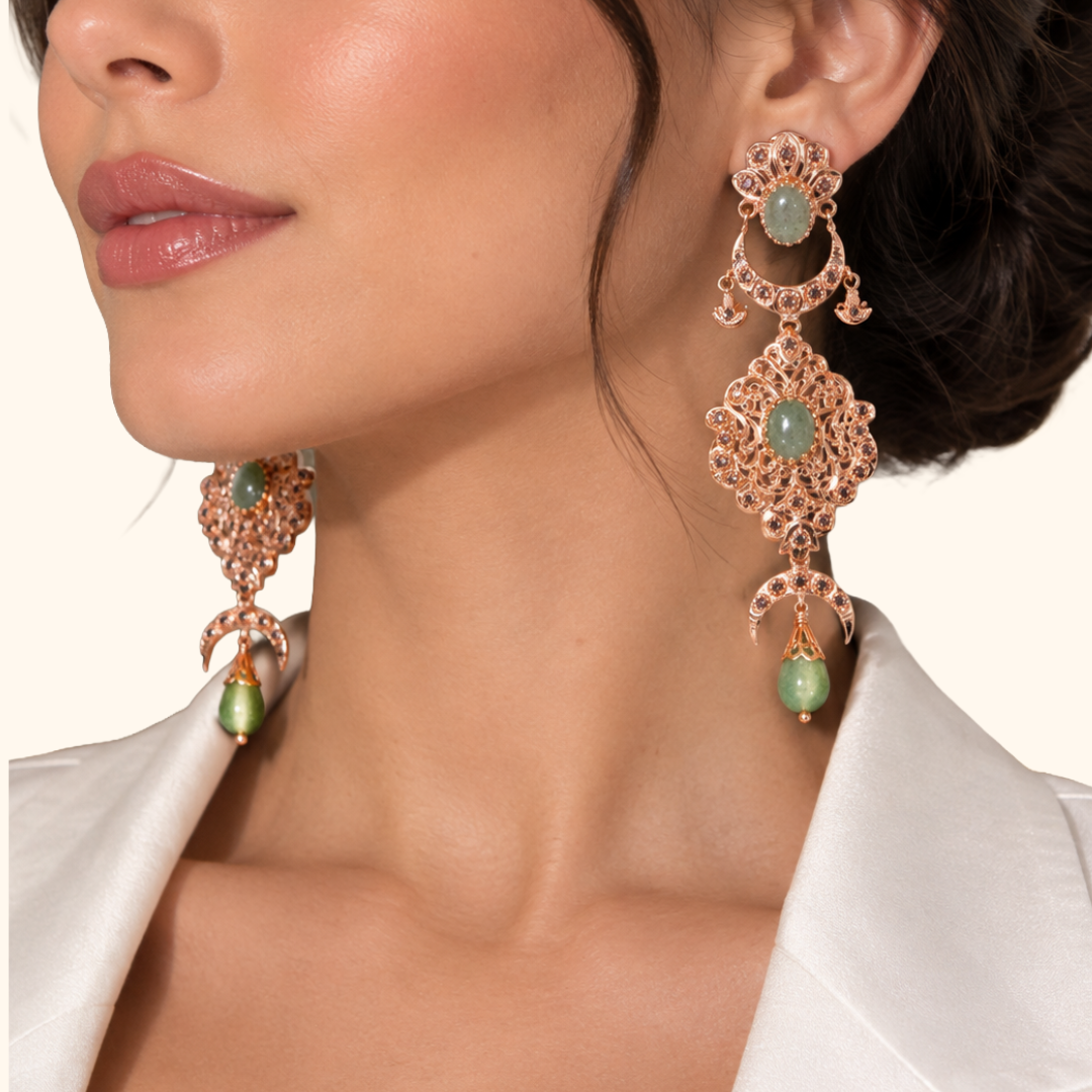 Boucles d’Oreilles Pendantes en Or Rose 18K avec Pierre Verte Naturelle – Élégance Orientale