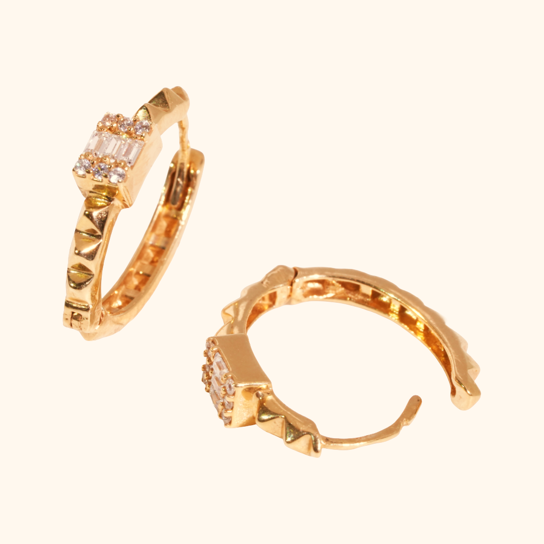 Boucles d’Oreilles Créoles Femme avec Motif Rectangulaire Sertie – Design Élégant et Raffiné