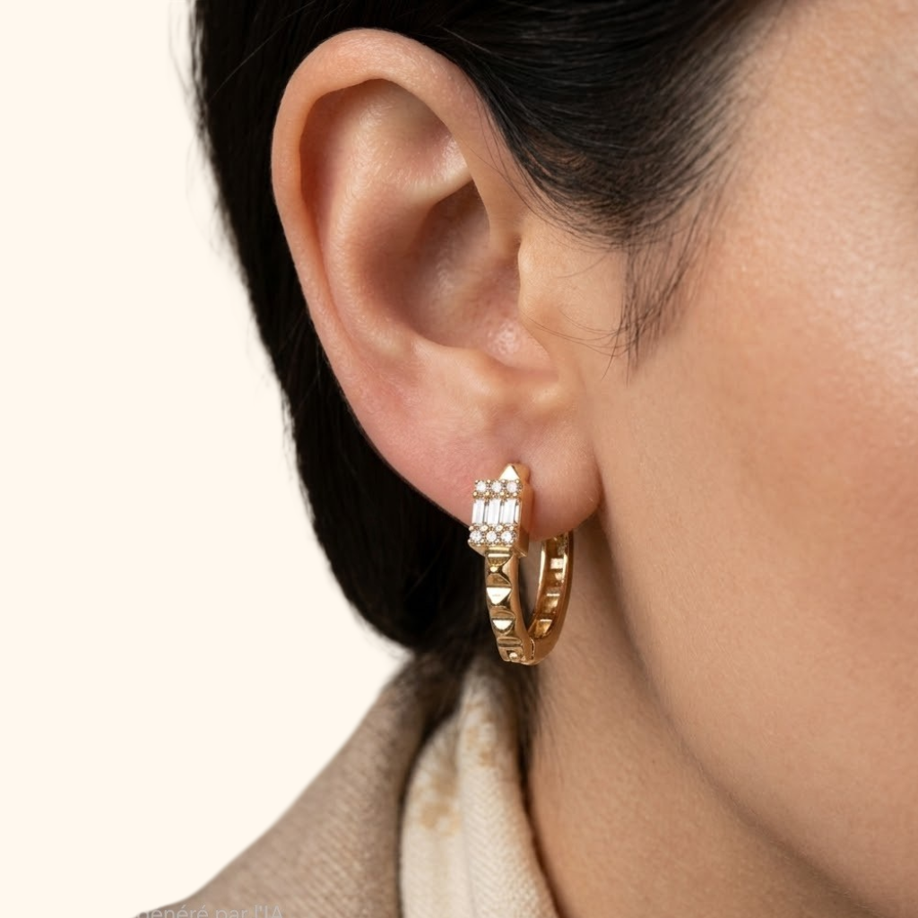 Boucles d’Oreilles Créoles Femme avec Motif Rectangulaire Sertie – Design Élégant et Raffiné