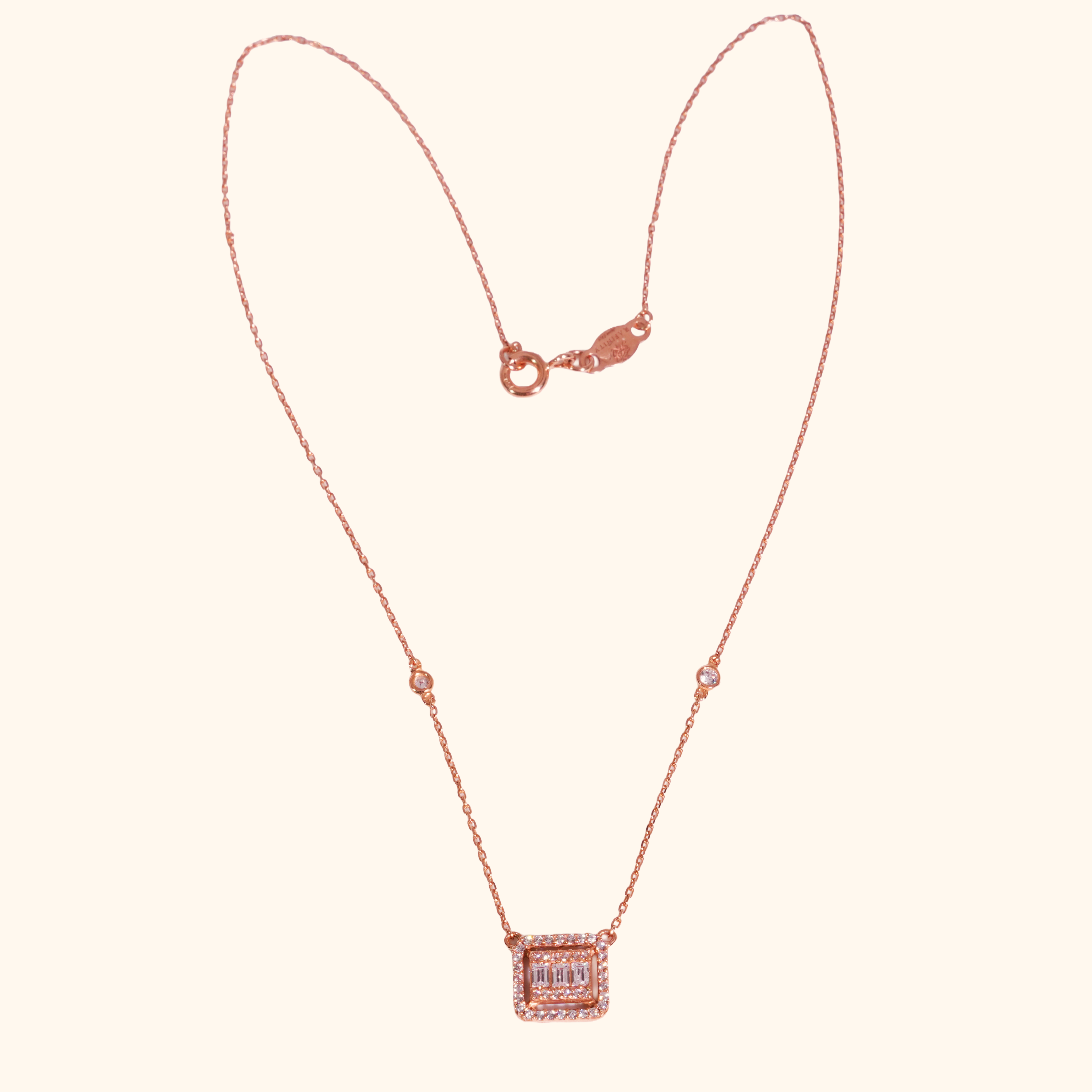 Collier Femme Or Rose 18 Carats avec Zirconium Premium – Pendentif Rectangulaire Chic et Raffiné