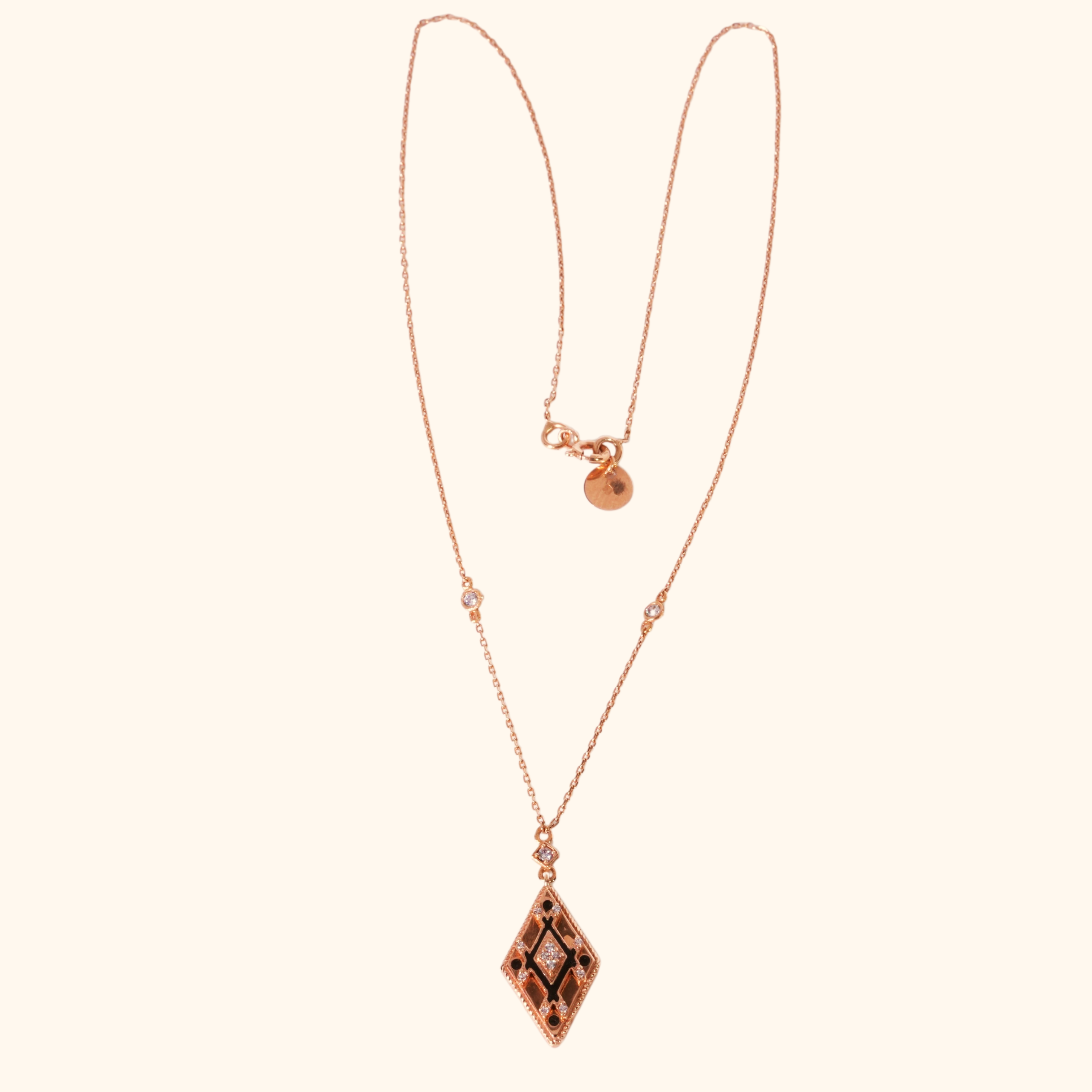 Collier Pendentif Géométrique en Or Rose 18 Carats – Bijou Élégant avec Motifs Diamantés et Détails Raffinés