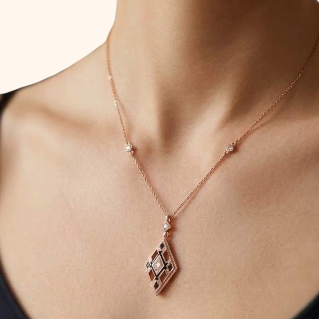 Collier Pendentif Géométrique en Or Rose 18 Carats – Bijou Élégant avec Motifs Diamantés et Détails Raffinés