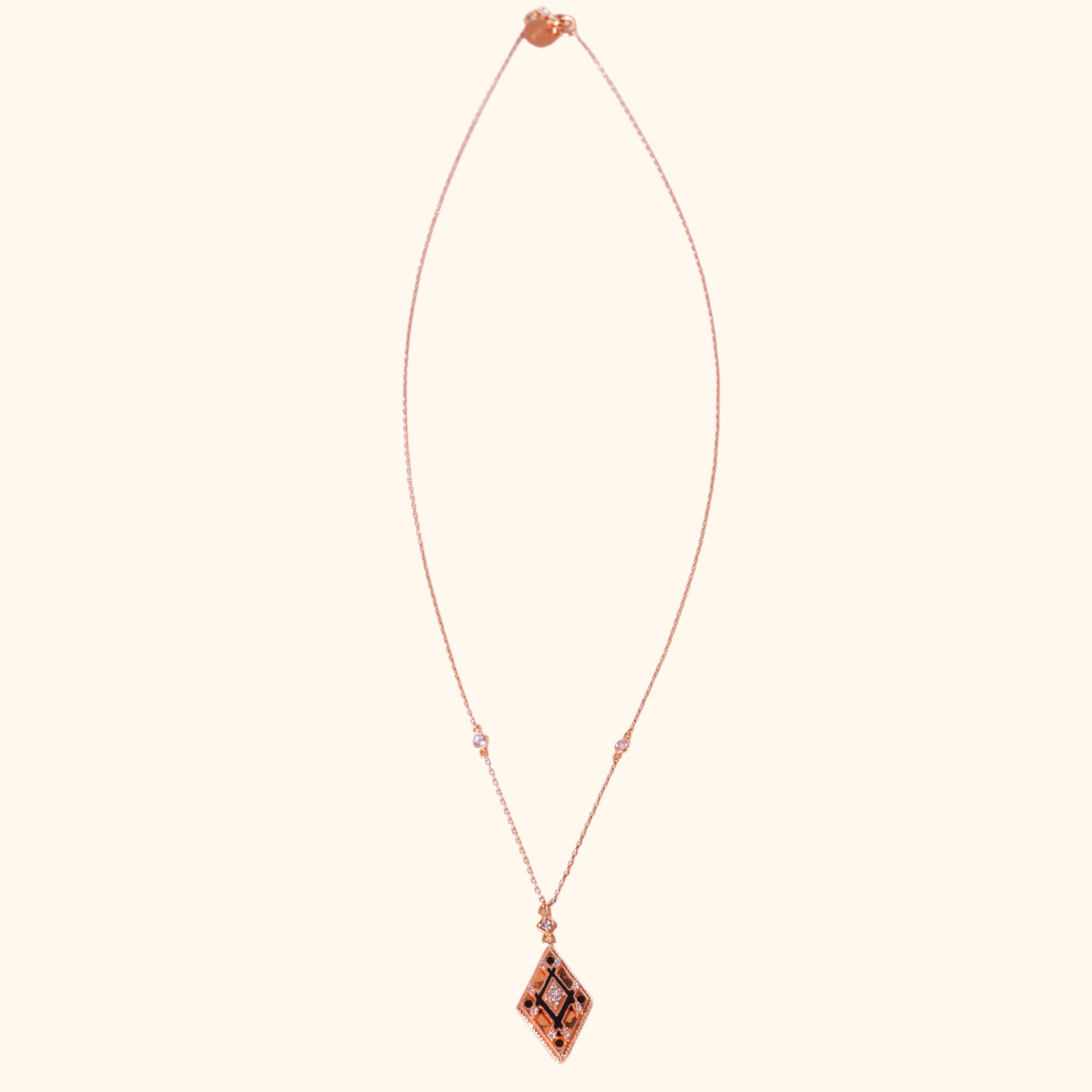 Collier Pendentif Géométrique en Or Rose 18 Carats – Bijou Élégant avec Motifs Diamantés et Détails Raffinés