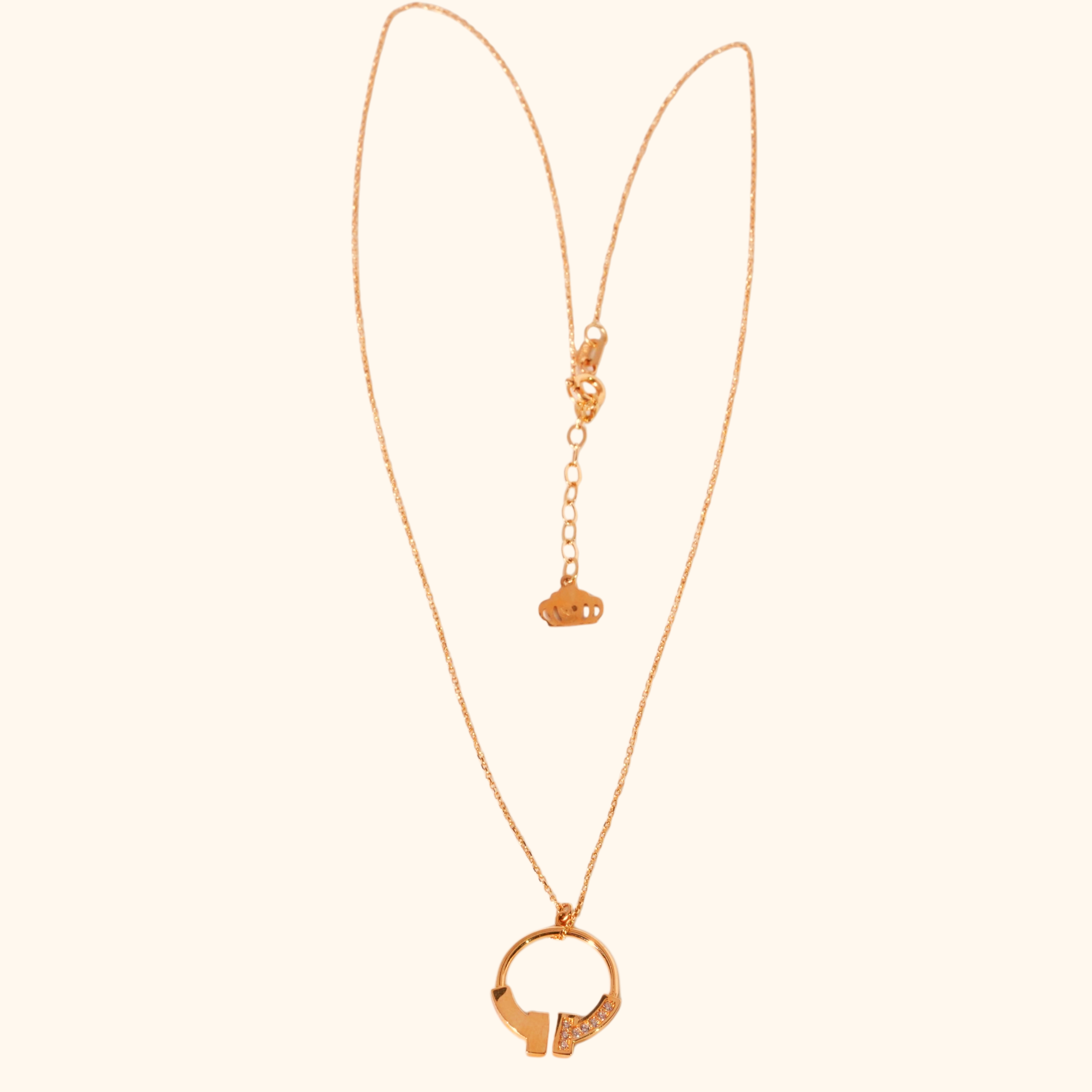 Collier Femme en Or Jaune 18 Carats avec Pendentif Circulaire Design Moderne et Détails Lumineux