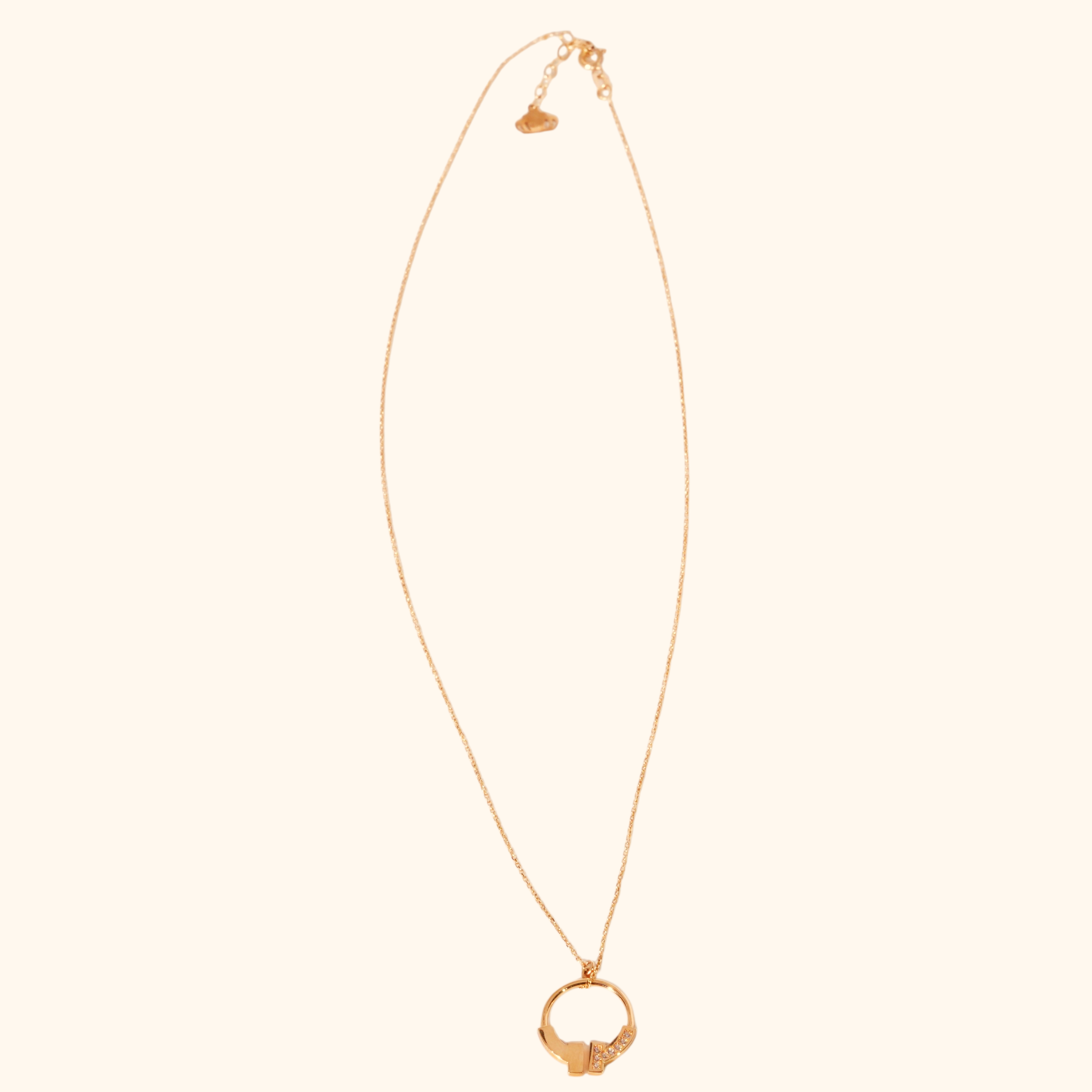 Collier Femme en Or Jaune 18 Carats avec Pendentif Circulaire Design Moderne et Détails Lumineux