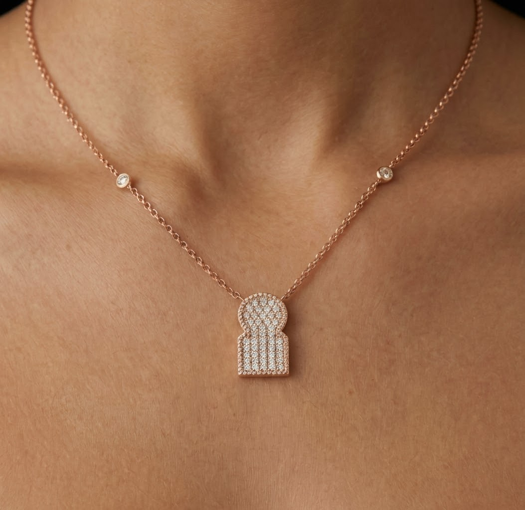 Collier Femme en Or Rose 18 Carats – Pendentif Pavé de Pierres Brillantes au Design Élégant et Contemporain