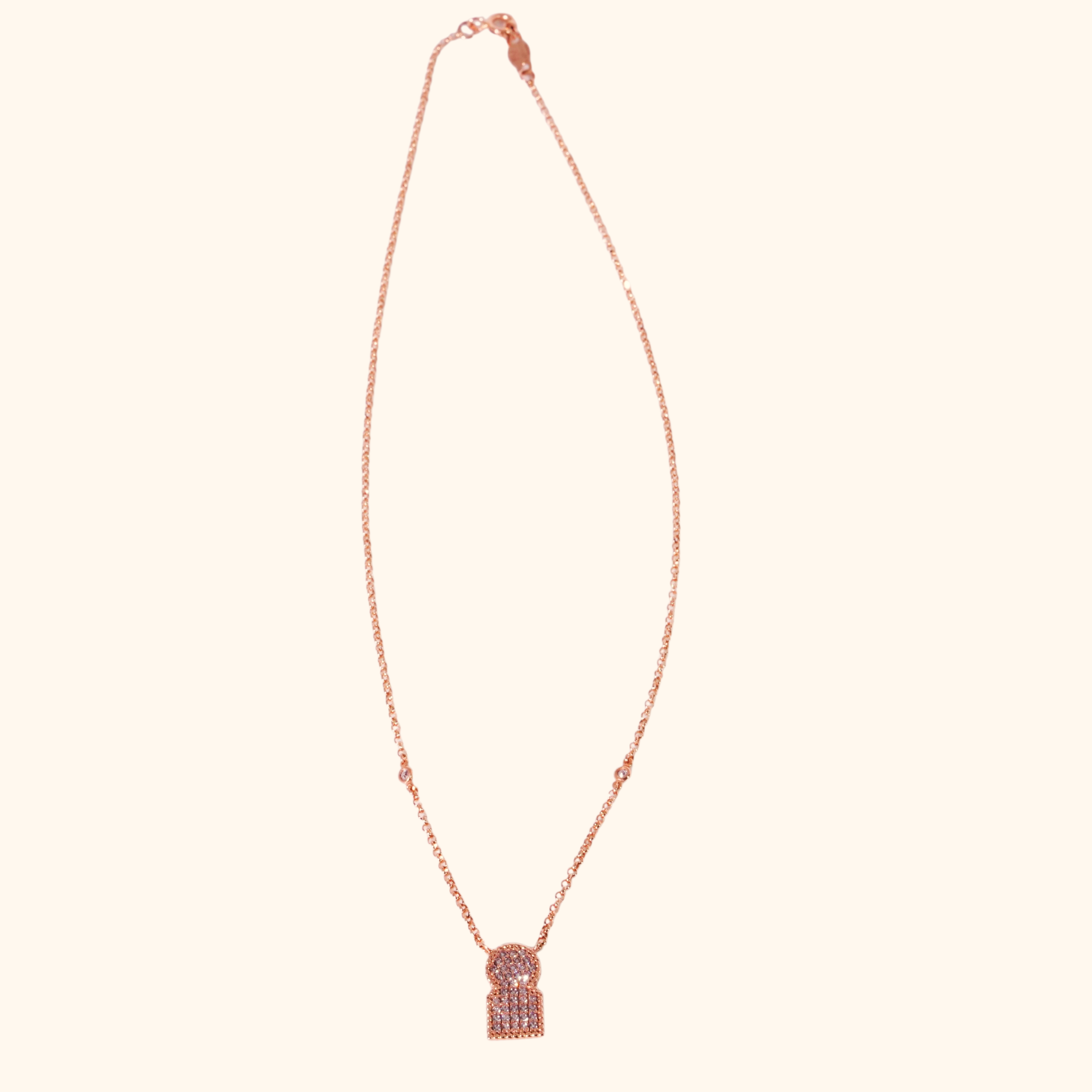 Collier Femme en Or Rose 18 Carats – Pendentif Pavé de Pierres Brillantes au Design Élégant et Contemporain