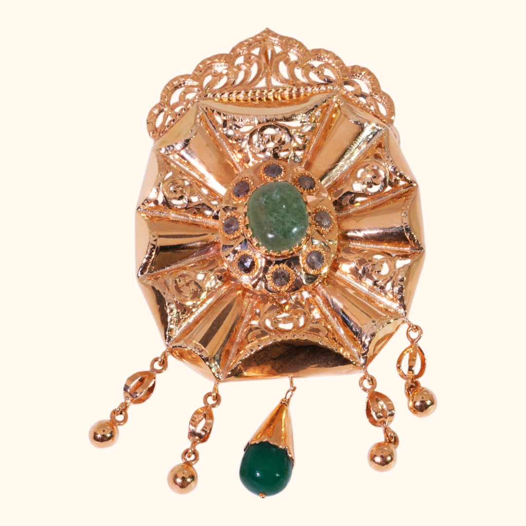 Broche marocaine Traditionnelle en Or Rose 18 Carats avec Pierre Verte – Élégance et Raffinement