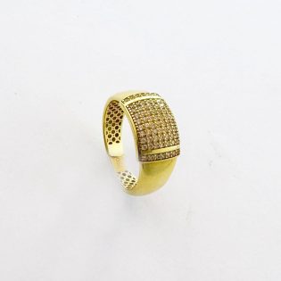 Bague moderne en or 18K avec design géométrique audacieux.