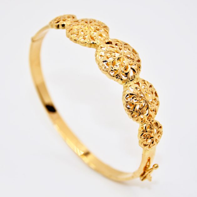 Bracelet traditionnel en or 18K avec des motifs artisanaux.