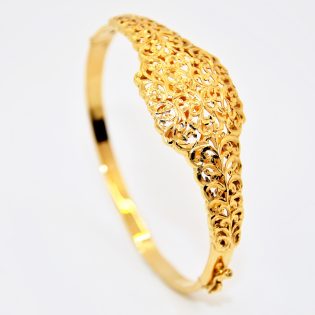 Bracelet traditionnel en or 18K avec des motifs artisanaux.