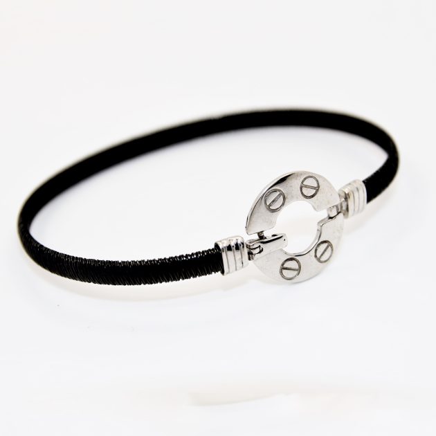 Bracelet homme en acier avec boucle en or 18K, design moderne et robuste.