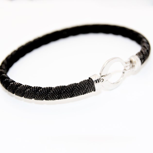 Bracelet homme en acier avec boucle en or 18K, design moderne et robuste.