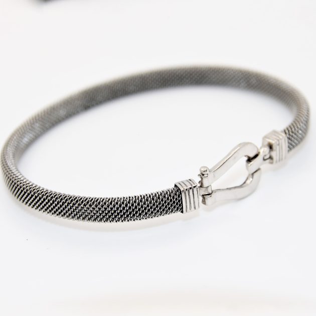 Bracelet homme en acier avec boucle en or 18K, design moderne et robuste.