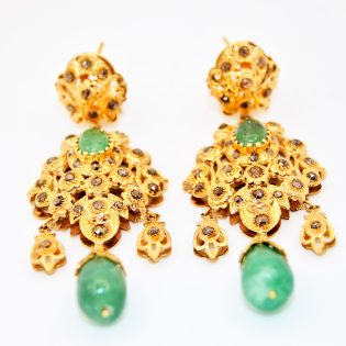 Boucles d'oreilles traditionnelles en or 18K, ornées de motifs classiques.