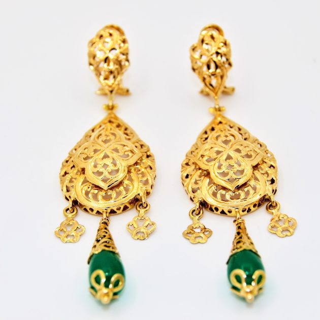 Boucles d'oreilles traditionnelles en or 18K, ornées de motifs classiques.