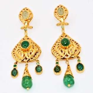 Boucles d'oreilles traditionnelles en or 18K, ornées de motifs classiques.