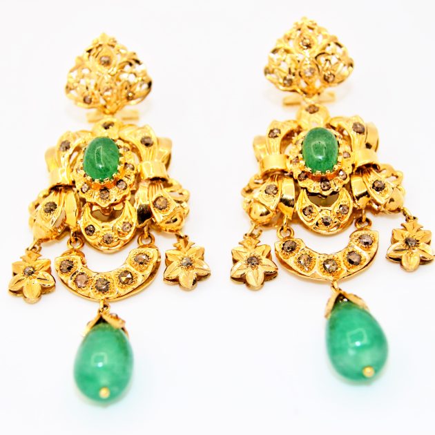 Boucles d'oreilles traditionnelles en or 18K, ornées de motifs classiques.