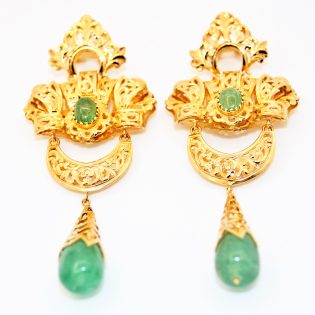 Boucles d'oreilles traditionnelles en or 18K, ornées de motifs classiques.