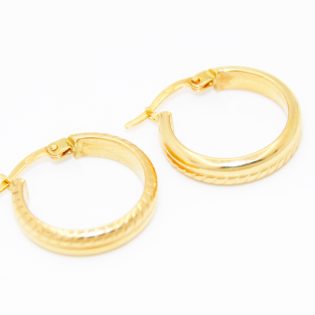 Boucles d'oreilles en or 18K, design moderne et élégant.