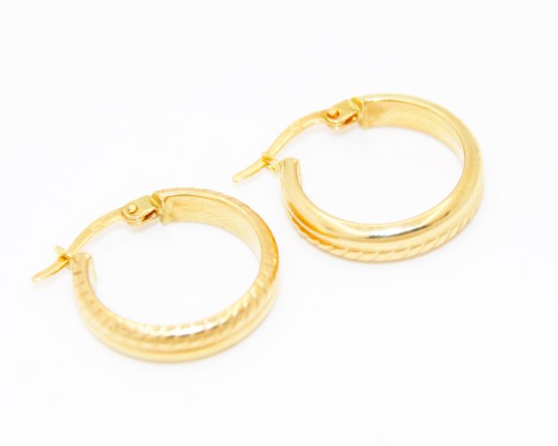 Boucles d'oreilles en or 18K, design moderne et élégant.