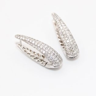 Boucles d'oreilles en or 18K serties de diamants éclatants.