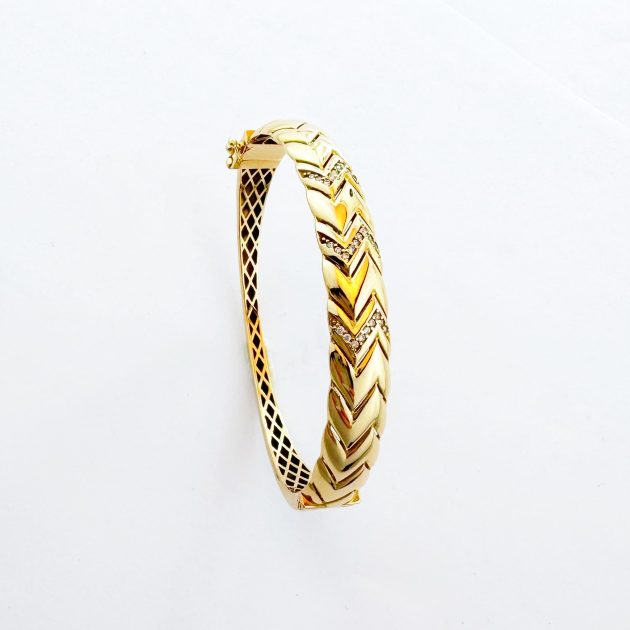 Bracelet moderne en or 18K, design minimaliste et élégant.