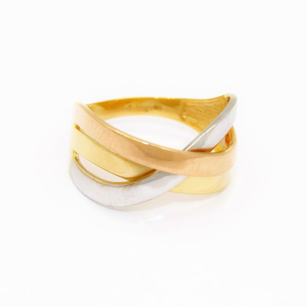 Bague moderne en or 18K avec design géométrique audacieux.