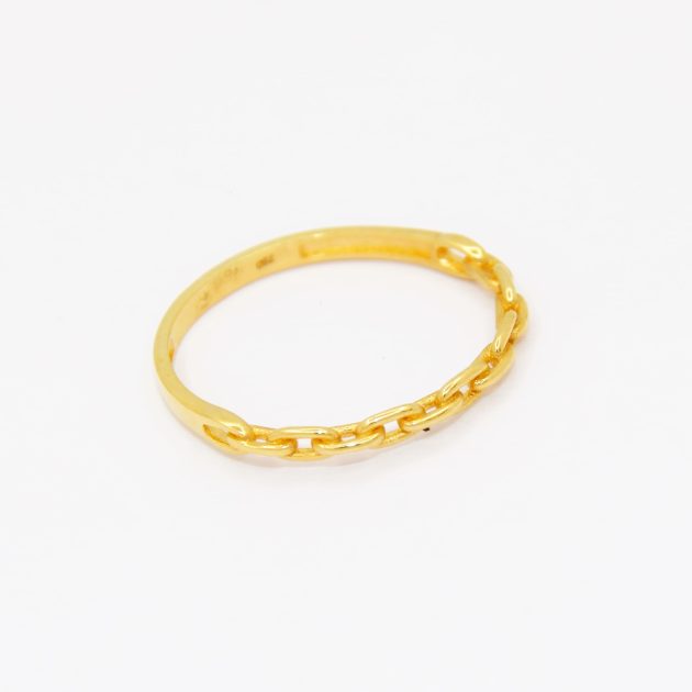 Bague moderne en or 18K avec design géométrique audacieux.