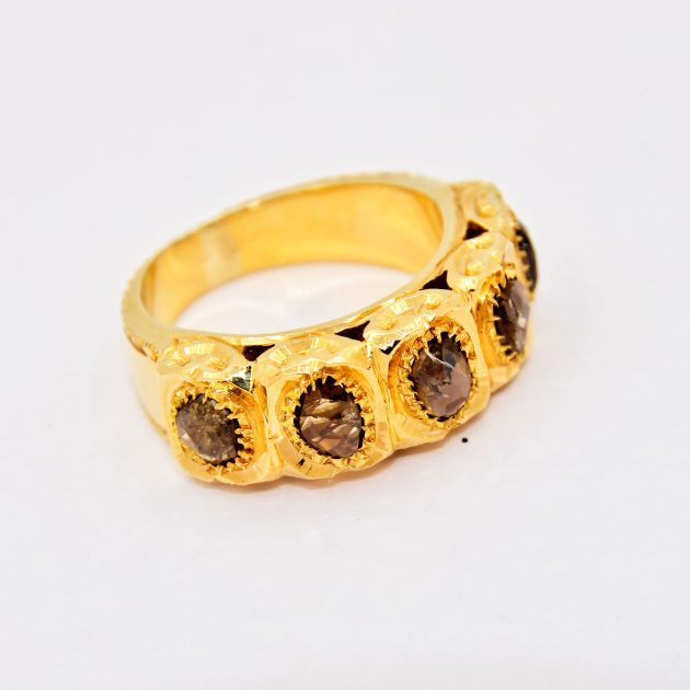 Bague traditionnelle en or 18K sertie avec des rosaces, design artisanal.