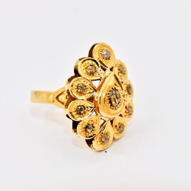 Bague traditionnelle en or 18K sertie avec des rosaces, design artisanal.