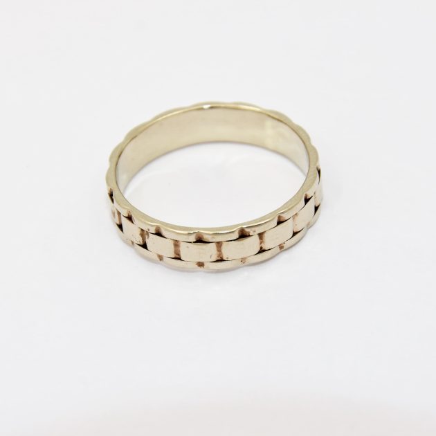 Bague homme en or 18K, design moderne et raffiné.