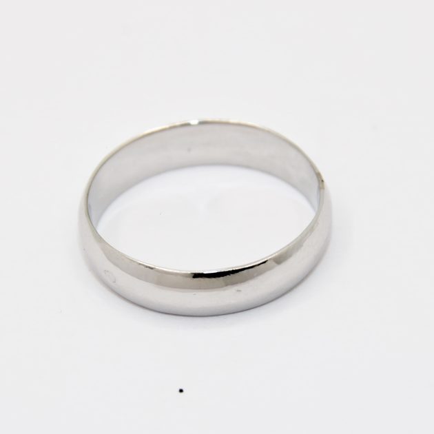 Bague homme en or 18K, design moderne et raffiné.