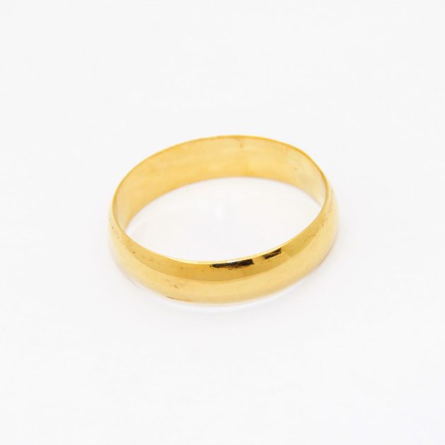 Bague homme en or 18K, design moderne et raffiné.