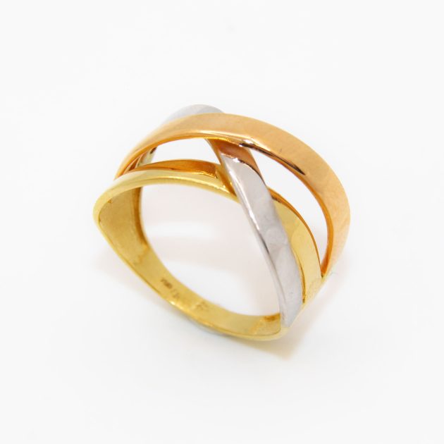 Bague moderne en or 18K avec design géométrique audacieux.