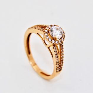 Bague de mariage en or 18K, design élégant et intemporel.