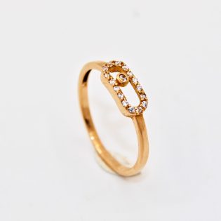 Bague moderne en or 18K avec design géométrique audacieux.