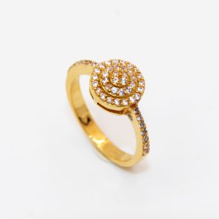 Bague de mariage en or 18K, design élégant et intemporel.