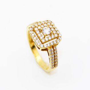 Bague de mariage en or 18K, design élégant et intemporel.