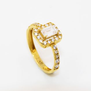 Bague de mariage en or 18K, design élégant et intemporel.