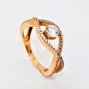 Bague de mariage en or 18K, design élégant et intemporel.